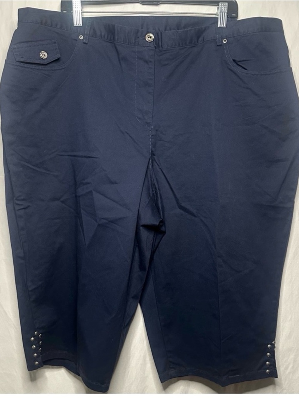 Hearts of Palm Button Accent Capri Pants